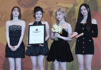 [포토] 피프티피프티, 고객충성도 대상 여자아이돌(라이징스타) 수상