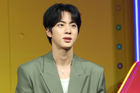 BTS 진에 ‘강제 입맞춤’ 日 여성, 검찰 송치…입국 후 자진 출석