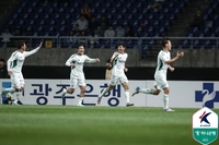 전북 상승세 계속 된다, 광주 잡고 선두 대전 3점 차 추격…김천은 강원 4-0 대파