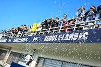 K리그판 웨스트햄? 서울 이랜드의 목동종합운동장에는 시그니처 된 ‘비눗방울’이 있다[현장메모]