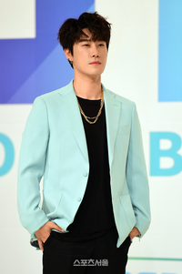 행인 폭행 이어…래퍼 산이, 소속 女가수 주거지 침입 ‘피소’