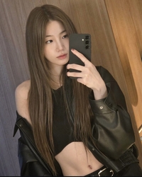 르세라핌 카즈하, 눈부신 미모에 복근까지 드러내며 건강미 뽐내[★SNS]