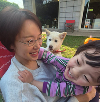 황정음, 넓은 마당서 아이·반려견과 함께한 따뜻한 일상