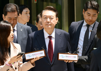 尹 ‘지상출입’으로 첫 공개출석…“문 부수고 들어가라, 두번·세번 계엄” 충격진술까지