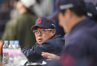 ‘4-0 완승’ 김태형 감독, 경기 후 이례적 ‘전체 미팅’ 소집…무슨 메시지 전했을까 [SS시선집중]