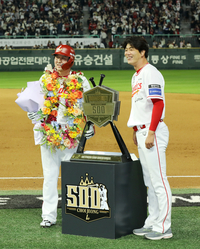 “앞으로도 잘 부탁한다” 최정에 축하 메시지 전한 김광현…동료들도 ‘축하 세례’ [SS문학in]