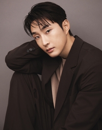 전지현, 파격 보디수트+청바지 ‘압도적 비주얼’