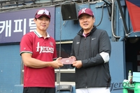 키움 선수단, 사령탑에 ‘스승의 날’ 기념 선물→홍원기 감독 “가장 큰 선물은 승리” [SS잠실in]
