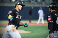 ‘엄청난 괴력’에 ‘강심장’ 면모까지…KT 안현민이 ‘괴물 복덩이’로 불리는 이유 [SS시선집중]