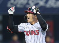 [포토]선제 투런 홈런 넘긴 LG 오지환