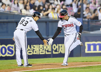 [포토]LG 오지환, 키움 하영민 상대 2점 홈런