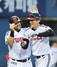 [포토]LG 오지환, 키움 하영민 상대 선제 투런 홈런