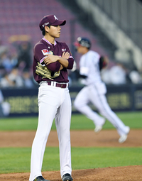 [포토]호투하던 키움 하영민, LG 오지환에게 2점 홈런 허용