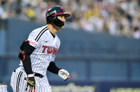 [포토]LG 오지환, 홈런 넘어간다!