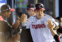 [포토]홈런 하이파이브 나누는 LG 박동원과 염경엽 감독