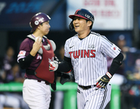 [포토]LG 오지환, 선제 2점 홈런에 환한 미소