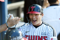 [포토]LG 오지환, 키움 하영민 상대 시즌 5호 홈런