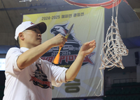 ‘뜨거운 눈물’ 조상현 감독 “내가 손이 많이 가는데…프런트-코치진-선수들 덕분에 우승” [SS잠실in]