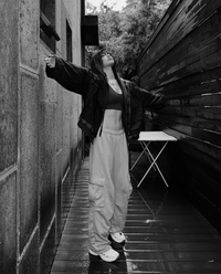 나나, 선명한 복근 드러내며 하늘을 날 듯이...[★SNS]