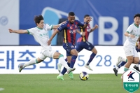 꼴찌의 경기력이 아니다, 30회 소나기슛으로 대전 압도한 수원FC 3-0 완승…탈꼴찌 성공 10위 도약[현장리뷰]