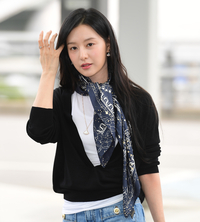 김지원, 평범함도 명품처럼…공항 런웨이 접수한 ‘클래식 패션’