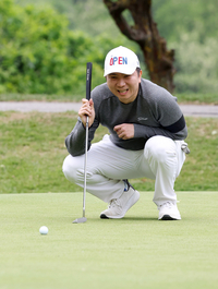 [포토]퍼팅 라인 읽는 유승민 회장