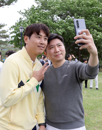 [포토]함께 셀카 찍는 유승민 회장과 구자철