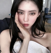 한소희, 칸의 여신 인정! ‘고혹美로 시선 압도’ [★SNS]