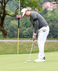 [포토]퍼팅하는 유승민 회장