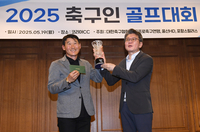 [포토]조성환 감독에게 트로피 건네는 정몽규 회장, “리그 우승이었