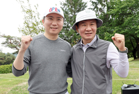 [포토]함께 파이팅 외치는 유승민 회장과 정몽규