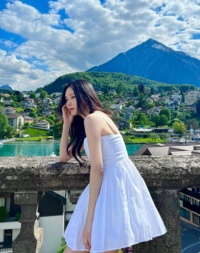 서현, 흰 원피스가 청순해...명품 비율 자랑 [★SNS]