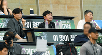 [포토]잠실경기 지켜보는 WBC 야구대표팀의 류지현 감독