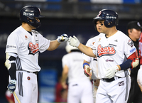 [포토]홈런 하이파이브 나누는 양의지