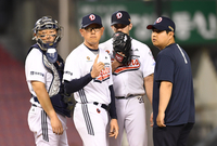 [포토]잭로그의 의지를 이승엽 감독에게 전하는 박정배 코치