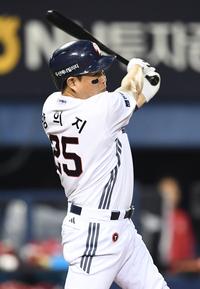 [포토]추격 투런 홈런 치는 두산 양의지