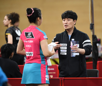 [포토] 신유빈, 최현진 코치에 귀 기울이며...