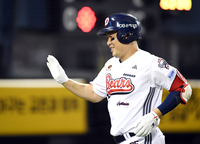 [포토]2점 홈런에 미소 짓는 두산 양의지