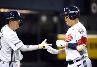 [포토]양의지의 홈런 축하하는 양석환