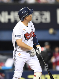 [포토]홈런 타구 바라보는 두산 양의지