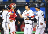 [포토]2점 홈런으로 추격하는 두산 양의지