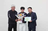 화성시 코리요 ‘1호 프로선수 배출’ 내야수 박찬형, 롯데와 육성선수 계약…“돌아가신 아버지와 약속 지켰다”