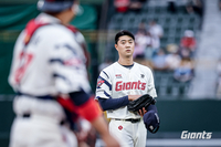 ‘1이닝 9실점’ 롯데 윤성빈 ‘1군 말소’→김태형 감독 “2군에서 이것저것 경험하도록” [SS사직in]