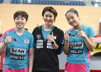 [포토] 신유빈-유한나, 여자복식 8강전 진출!