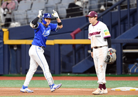 [포토]삼성 류지혁, 2타점 적시타 세리머니