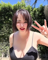 ‘파격美’ 박봄, LA햇살보다 핫한 ‘슬립드레스’…30℃ 날씨도 녹였다