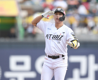 “방망이 돌리는 게 달라” 강철매직도 극찬…백업→KT ‘新 1번’ 낙점, 황재균의 ‘최근 활약’ 비결은? [SS스타]