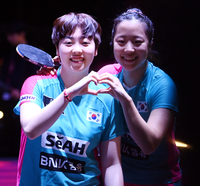 [포토] 신유빈-유한나 ‘승리의 하트’