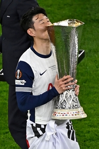 실화입니까? ‘캡틴’ 손흥민 정중앙서 트로피 번쩍!…韓 유럽파 새역사→꿈은 이뤄졌다 [토트넘 UEL 우승]