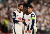 태극기 두른 손흥민이 포효했다! ‘캡틴’으로 트로피 번쩍→韓축구 새역사 [토트넘 UEL 우승]